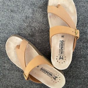 Womens Mephisto sandals in scratch leather camel color. Size 8 (38 eu).